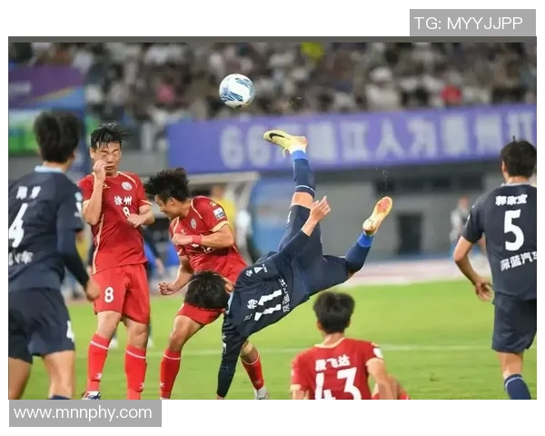 带妹妹一起欣赏足球明星的精彩瞬间与成长故事