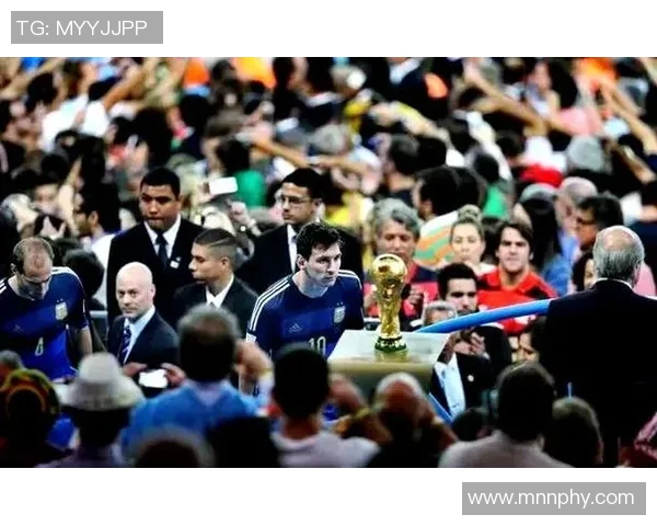 去年夺冠的足球明星背后的故事与荣耀之路