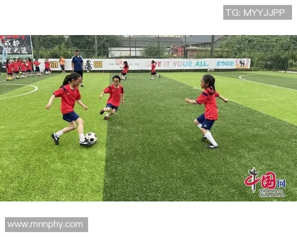 追逐绿茵梦想的女孩们与足球明星的浪漫故事